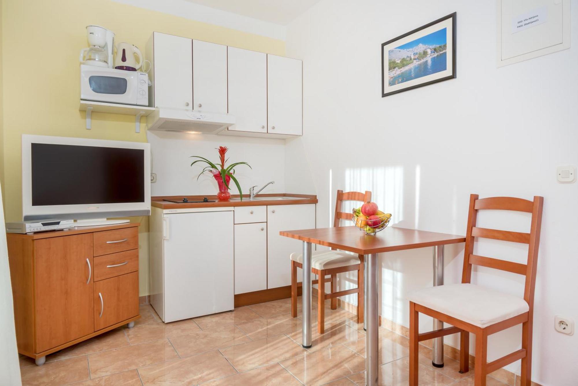 Apartments Vila Adrijana & Fitness Studio Wolf Bv Baška Voda Extérieur photo