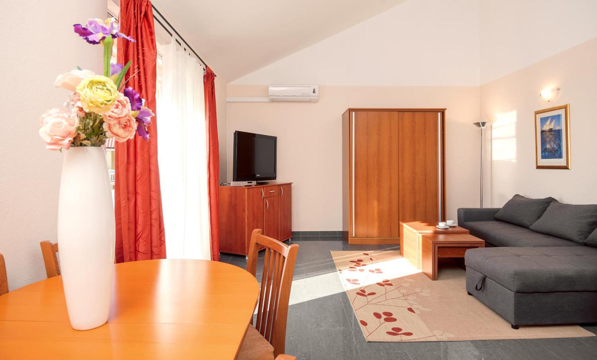 Apartments Vila Adrijana & Fitness Studio Wolf Bv Baška Voda Extérieur photo