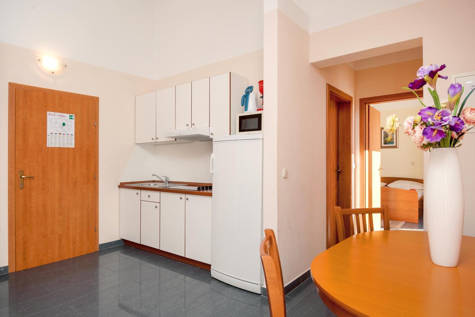 Apartments Vila Adrijana & Fitness Studio Wolf Bv Baška Voda Extérieur photo