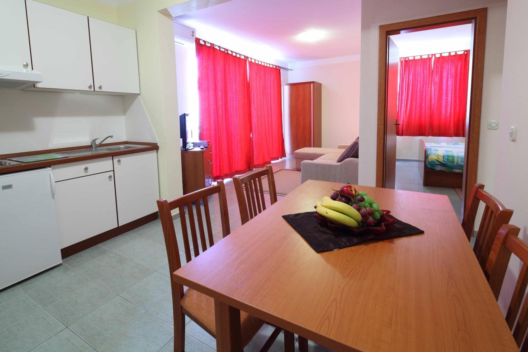 Apartments Vila Adrijana & Fitness Studio Wolf Bv Baška Voda Extérieur photo